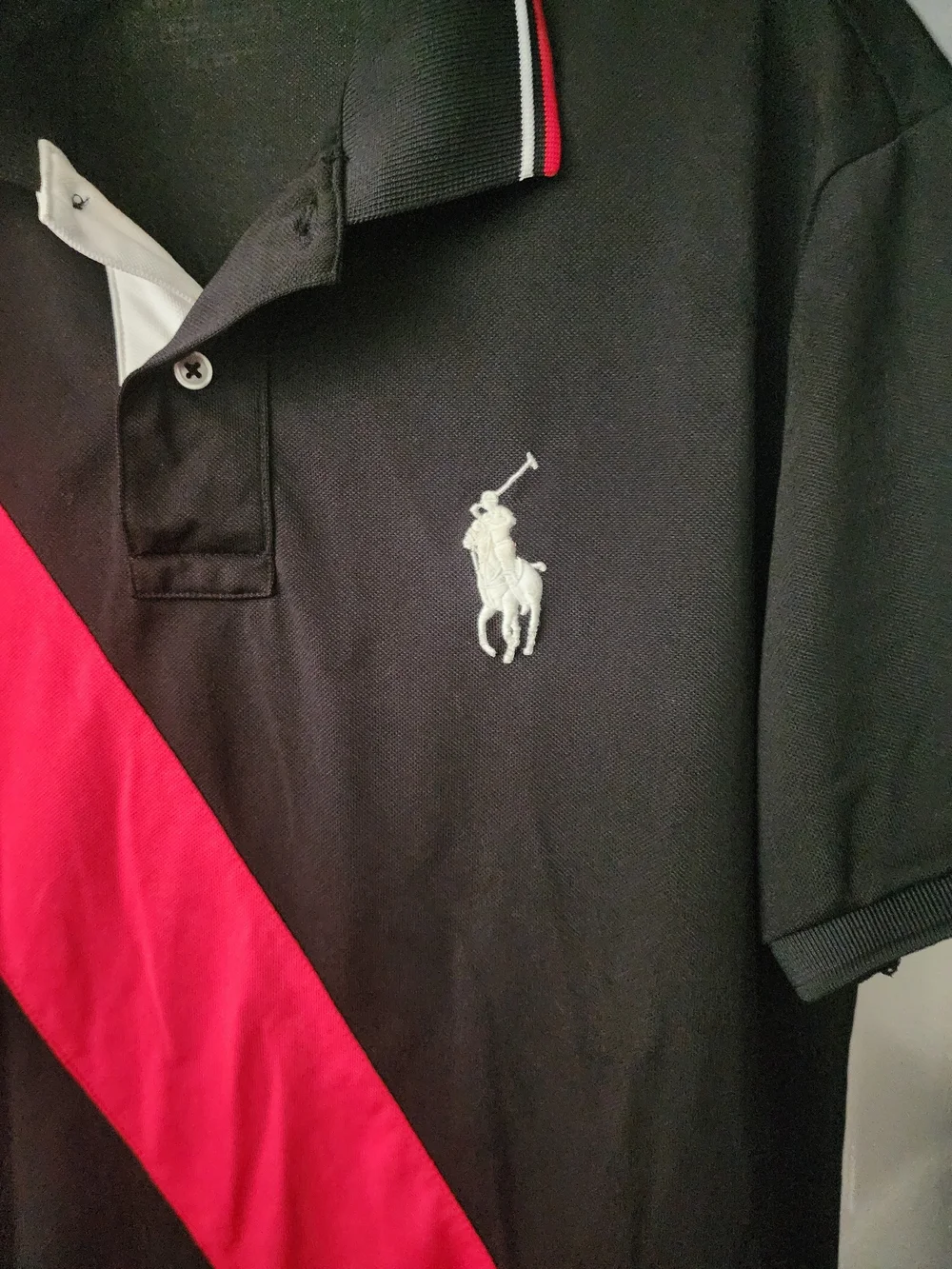 Ralph Lauren Wringkle Free Men’s Black Polo Shirt with Red Diagonal Stripe. S-M